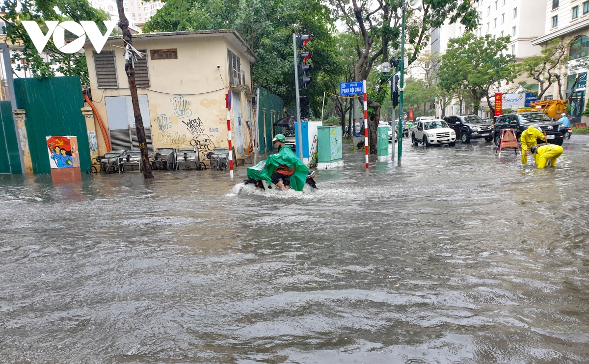 Mưa lớn, nhiều tuyến phố ở Hà Nội ngập sâu trong nước - Ảnh 1.