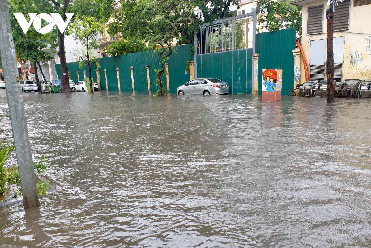 Mưa lớn, nhiều tuyến phố ở Hà Nội ngập sâu trong nước - Ảnh 5.