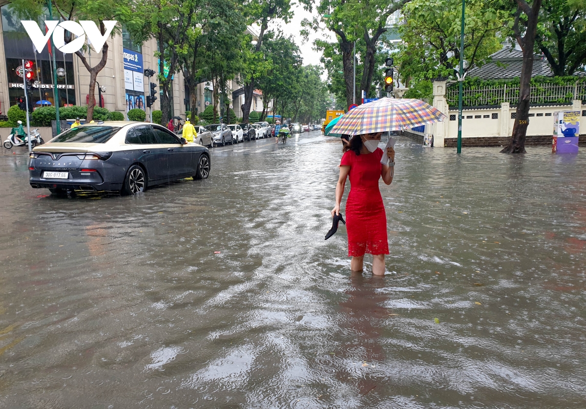 Mưa lớn, nhiều tuyến phố ở Hà Nội ngập sâu trong nước - Ảnh 6.