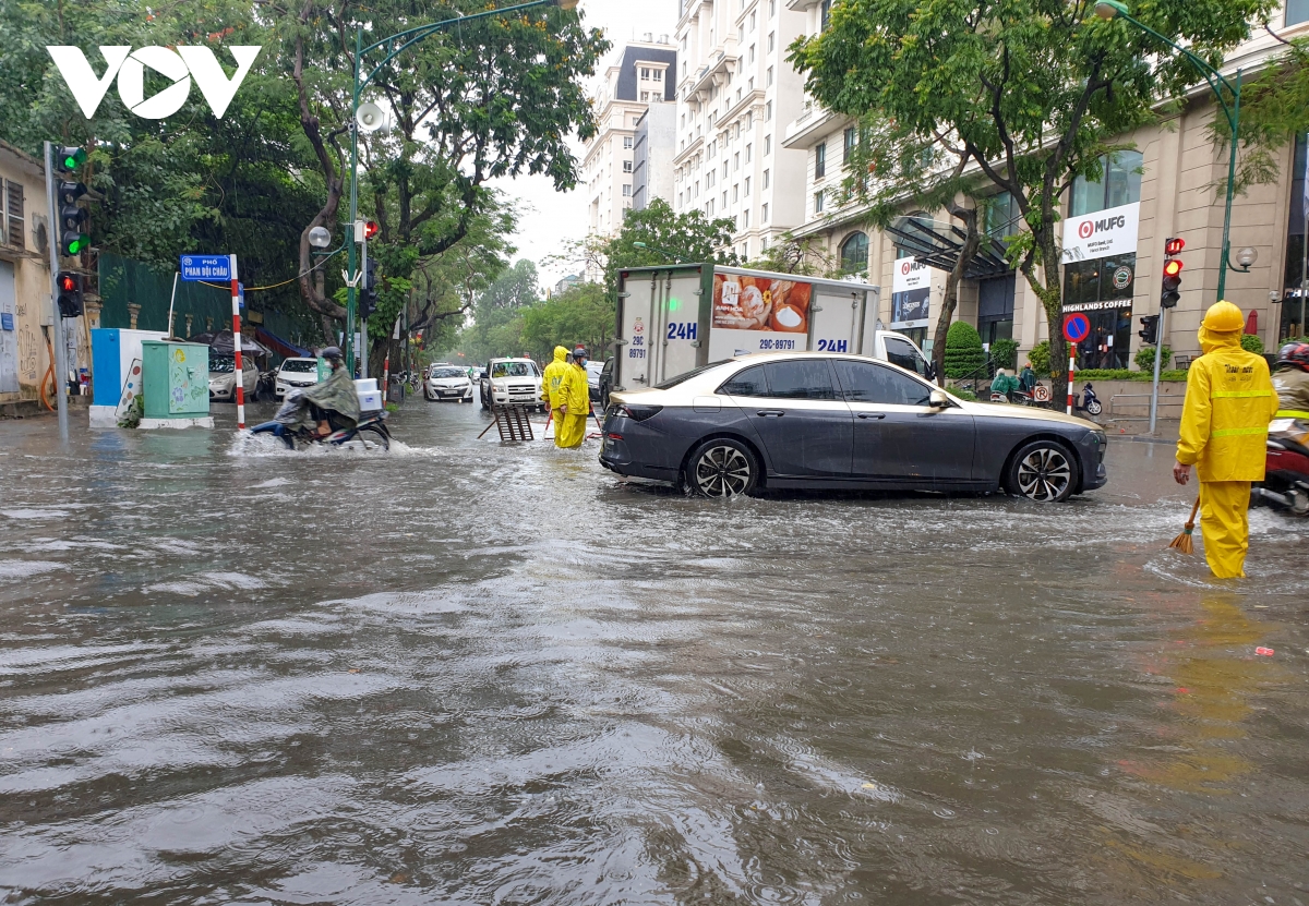 Mưa lớn, nhiều tuyến phố ở Hà Nội ngập sâu trong nước - Ảnh 7.