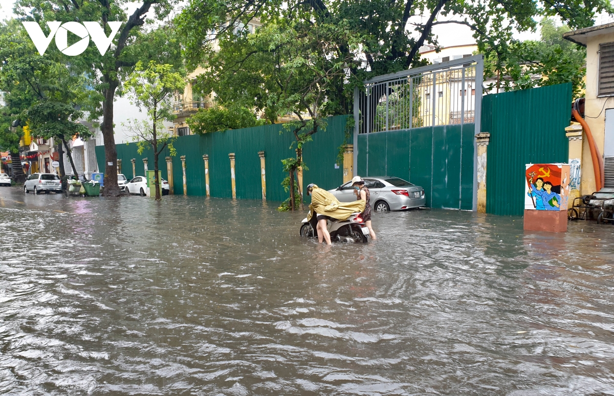 Mưa lớn, nhiều tuyến phố ở Hà Nội ngập sâu trong nước - Ảnh 8.