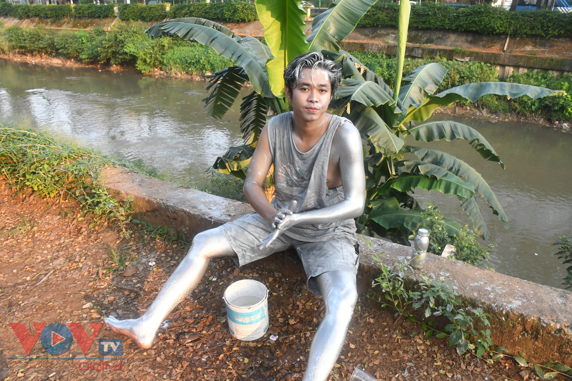 'Silver man' ở Indonesia vật lộn kiếm sống trong đại dịch - Ảnh 1.