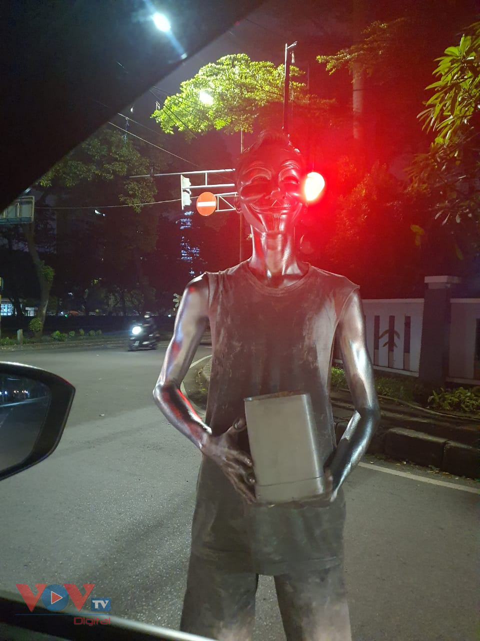 'Silver man' ở Indonesia vật lộn kiếm sống trong đại dịch - Ảnh 7.