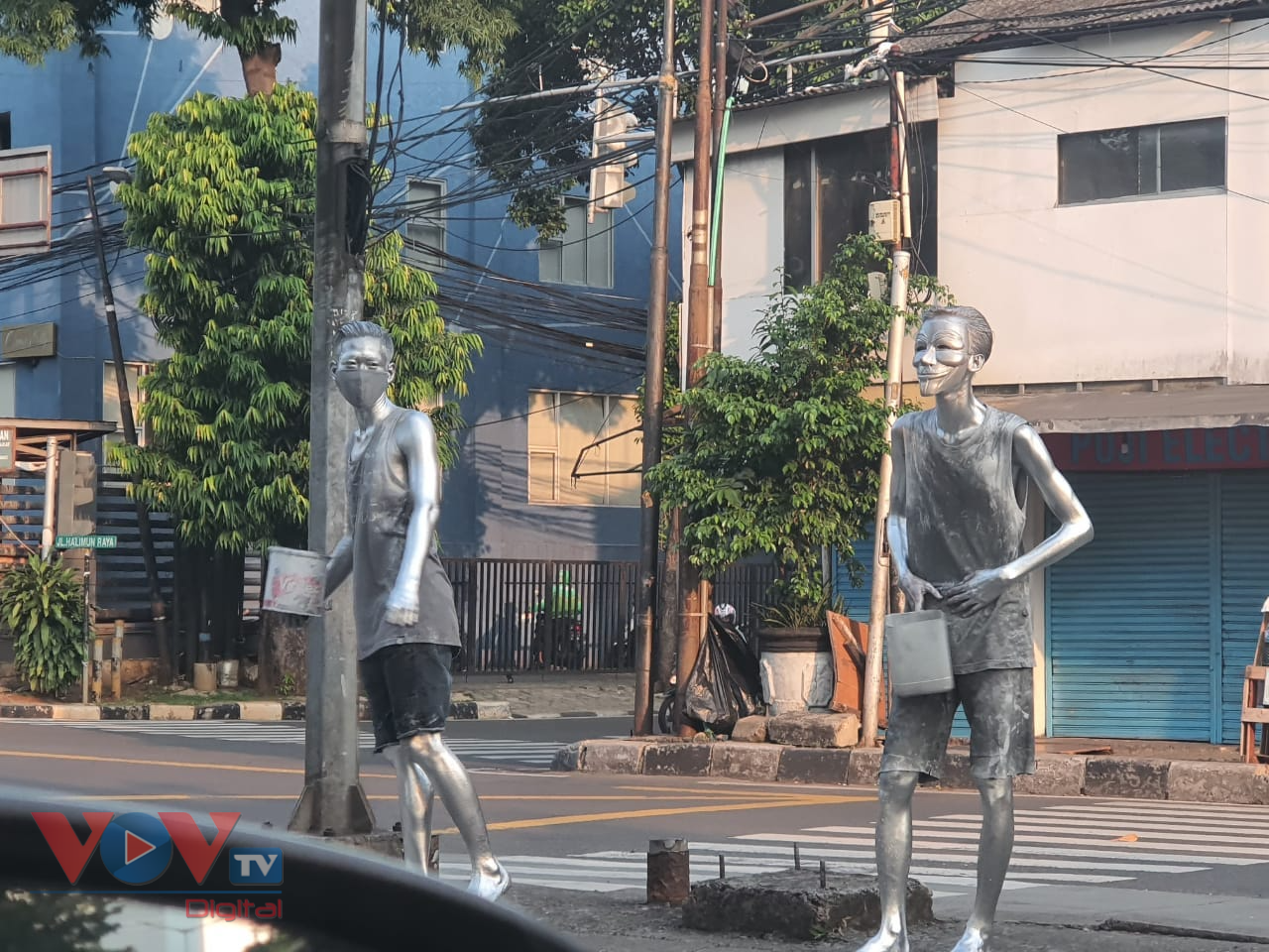 'Silver man' ở Indonesia vật lộn kiếm sống trong đại dịch - Ảnh 10.