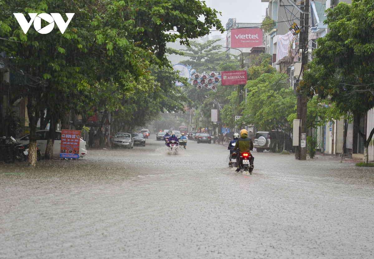 Mưa lớn, nhiều tuyến đường ở thành phố Điện Biên Phủ lại ngập - Ảnh 1.