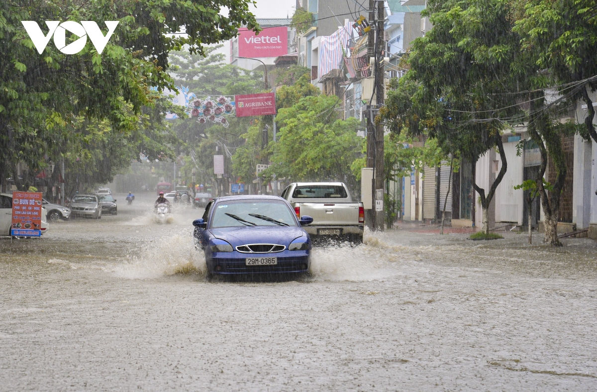 Mưa lớn, nhiều tuyến đường ở thành phố Điện Biên Phủ lại ngập - Ảnh 2.