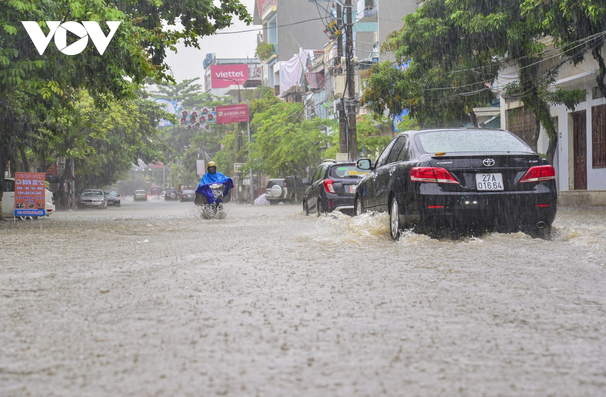 Mưa lớn, nhiều tuyến đường ở thành phố Điện Biên Phủ lại ngập - Ảnh 4.