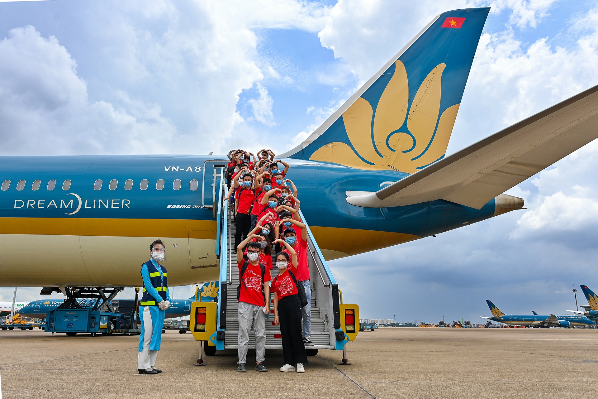 Sinh viên Đại học Y Hà Nội bay vào Bình Dương tham gia chống dịch - Ảnh 9.