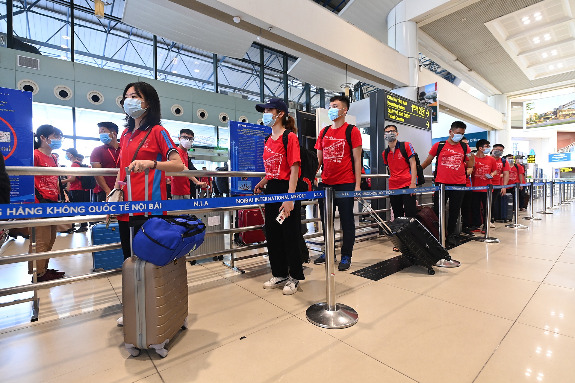 Sinh viên Đại học Y Hà Nội bay vào Bình Dương tham gia chống dịch - Ảnh 4.