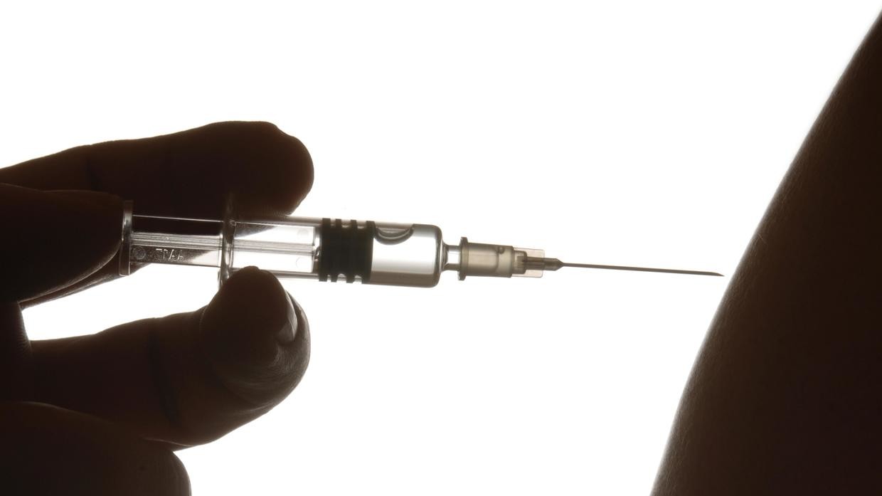 Đại học Oxford tiêm thử nghiệm vaccine HIV, nỗ lực chấm dứt 40 năm chờ đợi - Ảnh 1.