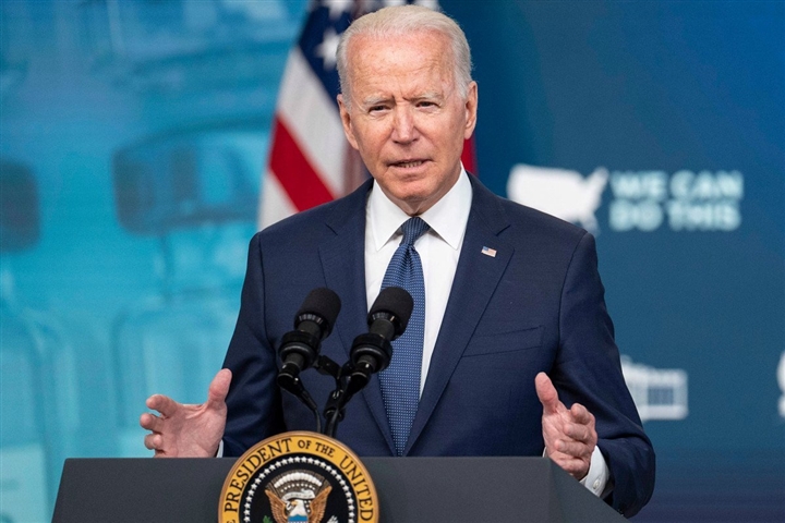 Ông Biden tuyên bố ‘gõ cửa từng nhà’ để đạt mục tiêu tiêm chủng - Ảnh 1.