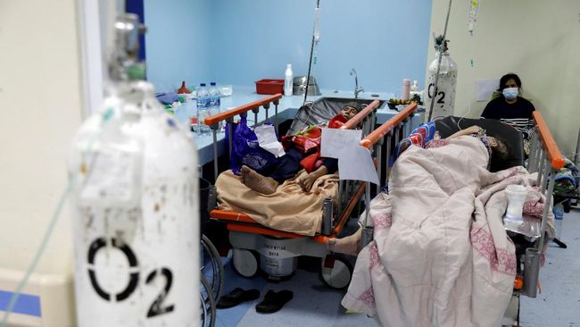 Covid-19 nhấn chìm hệ thống y tế Indonesia, người dân tự cách ly tử vong - Ảnh 2.