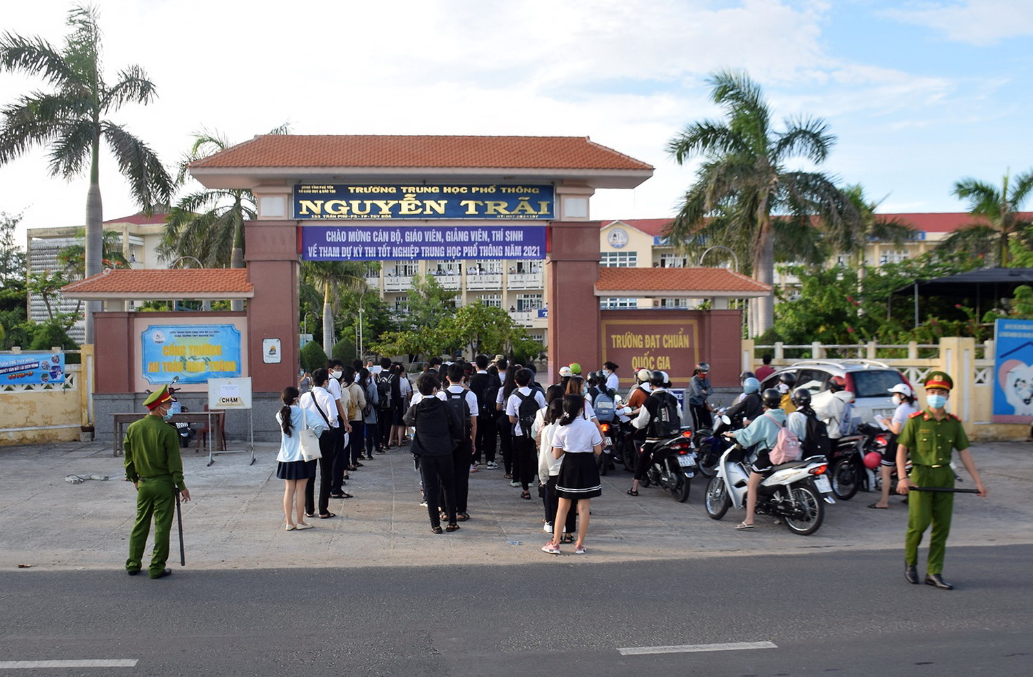 Phú Yên hủy 2 điểm thi tốt nghiệp THPT đợt 1, hơn 700 thí sinh quay về chờ thi đợt 2 - Ảnh 4.