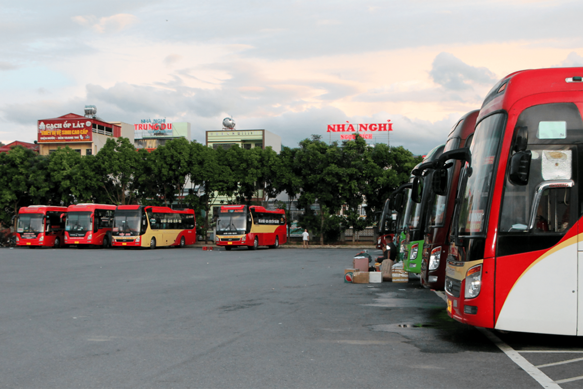 Hà Nội tạm dừng vận tải hành khách đến 14 tỉnh, thành phố - Ảnh 1.