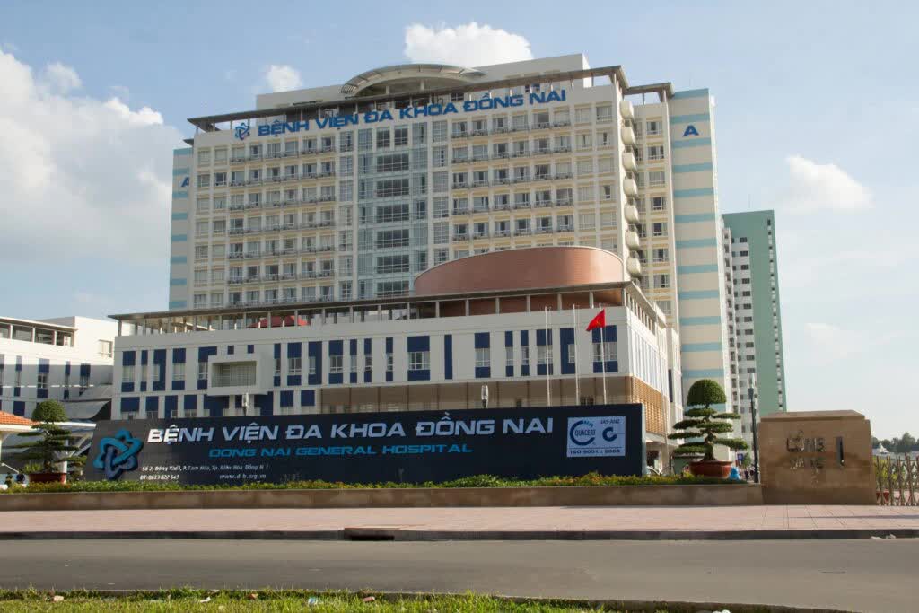 Phong tỏa một khoa của Bệnh viện Đa khoa Đồng Nai vì nữ bác sỹ dương tính với SARS-CoV-2 - Ảnh 1.