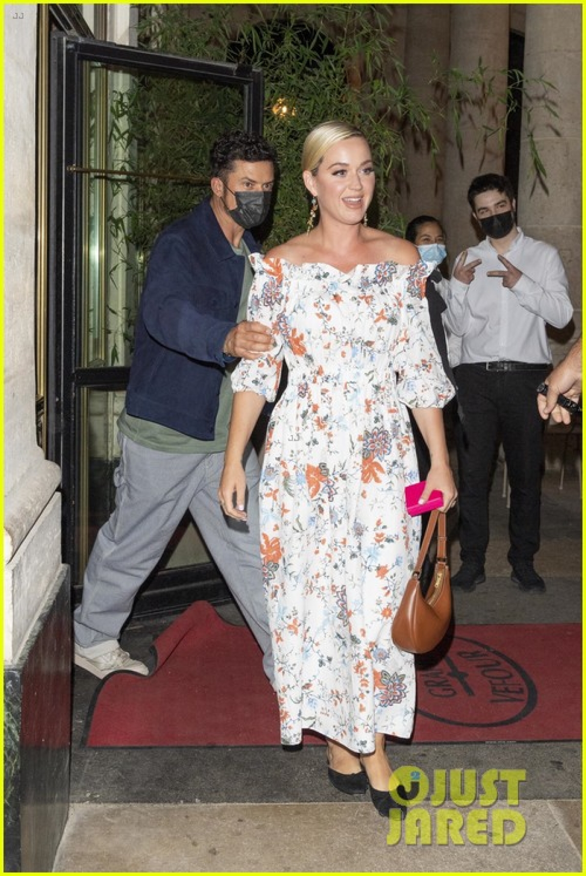 Katy Perry và chồng sắp cưới hẹn hò ăn tối lãng mạn tại Pháp - Ảnh 3.