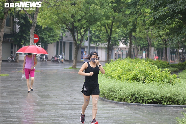 Bất chấp lệnh cấm, người Hà Nội vẫn ra đường tập thể dục giữa đại dịch - Ảnh 9.