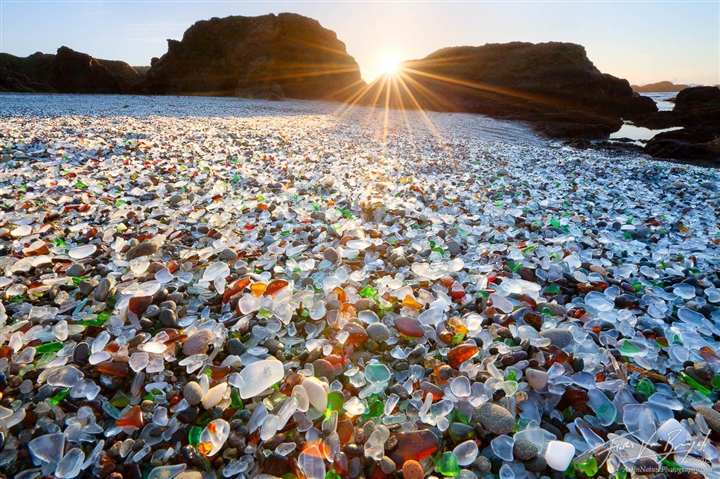 Bãi biển thủy tinh độc đáo được ‘mẹ thiên nhiên’ tạo ra từ bãi rác - Ảnh 1.
