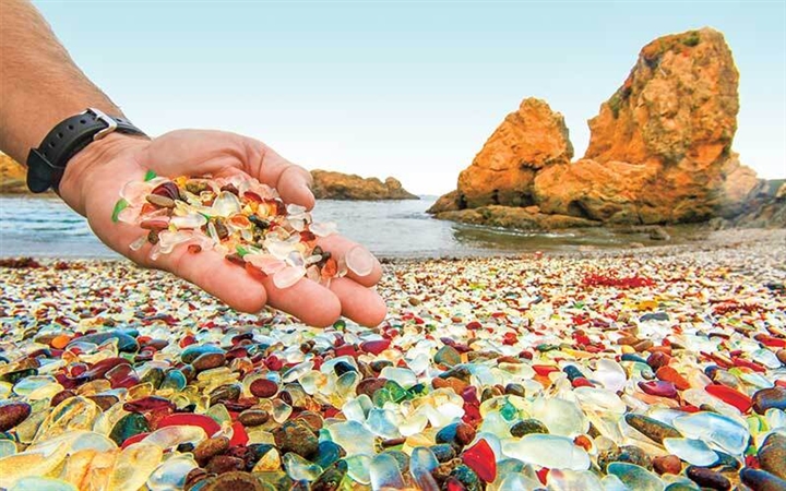 Bãi biển thủy tinh độc đáo được ‘mẹ thiên nhiên’ tạo ra từ bãi rác - Ảnh 5.