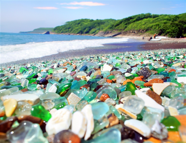 Bãi biển thủy tinh độc đáo được ‘mẹ thiên nhiên’ tạo ra từ bãi rác - Ảnh 2.