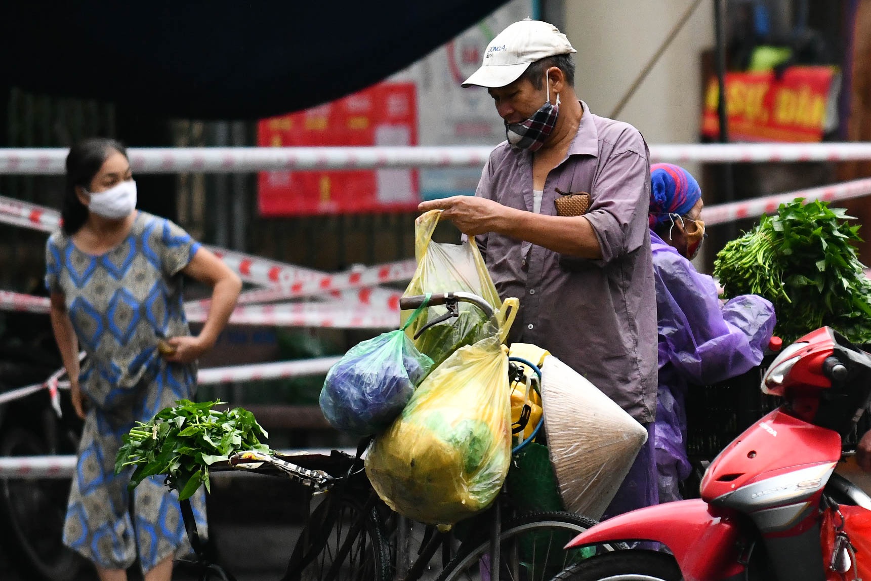 Dân Hà Nội đi chợ từ 4h tránh chốt kiểm dịch - Ảnh 9.