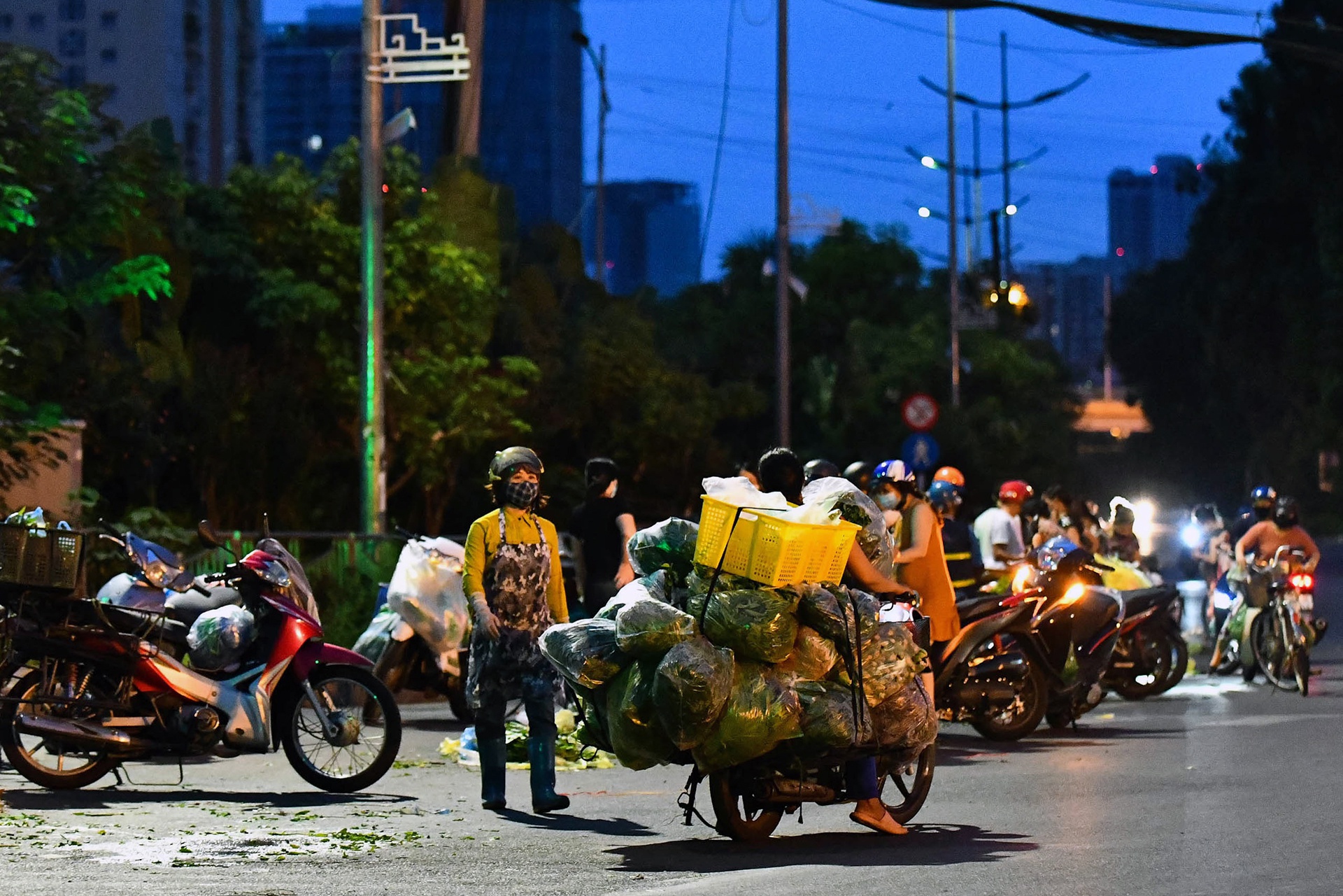 Dân Hà Nội đi chợ từ 4h tránh chốt kiểm dịch - Ảnh 5.