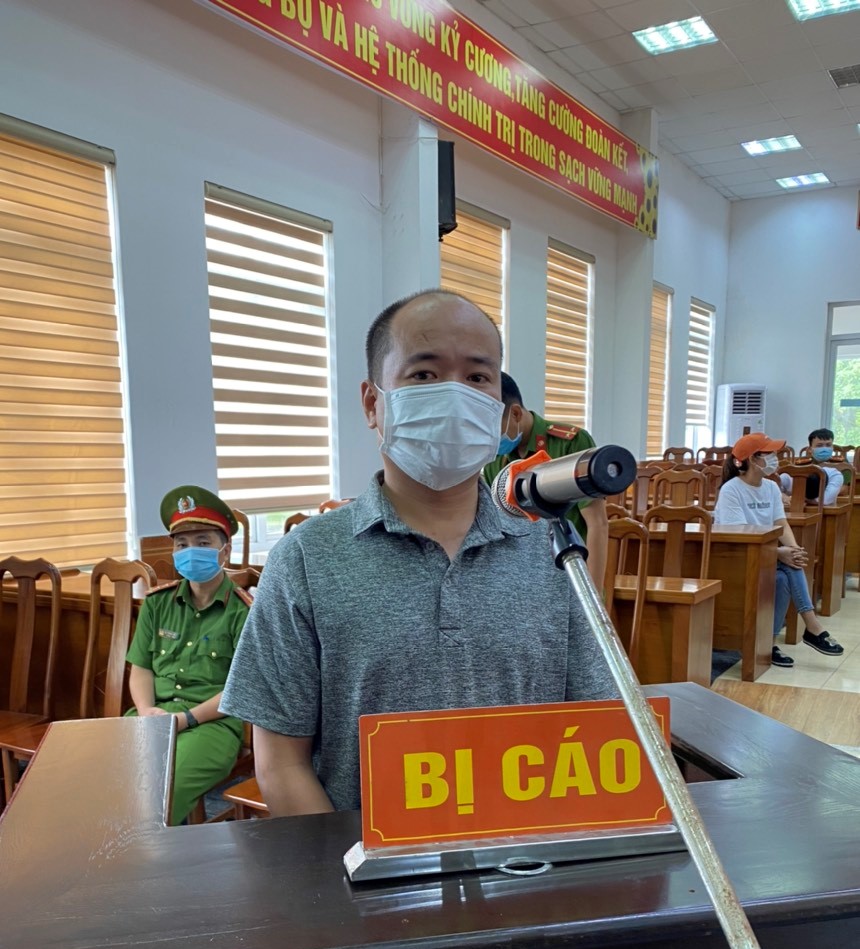 Quảng Ninh: Nhận 15 tháng tù vì hành hung cán bộ chốt kiểm soát dịch - Ảnh 1.