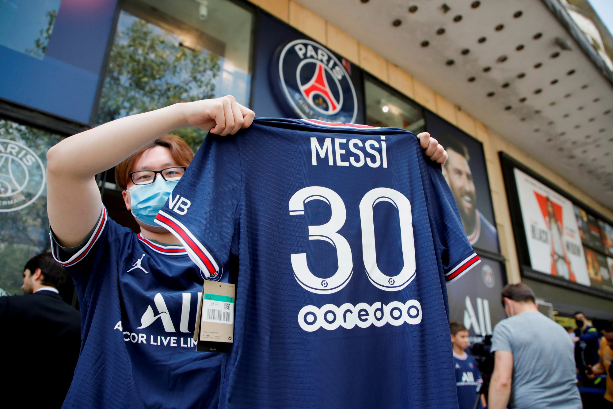 PSG lỗ 368 triệu euro, khó giữ Messi