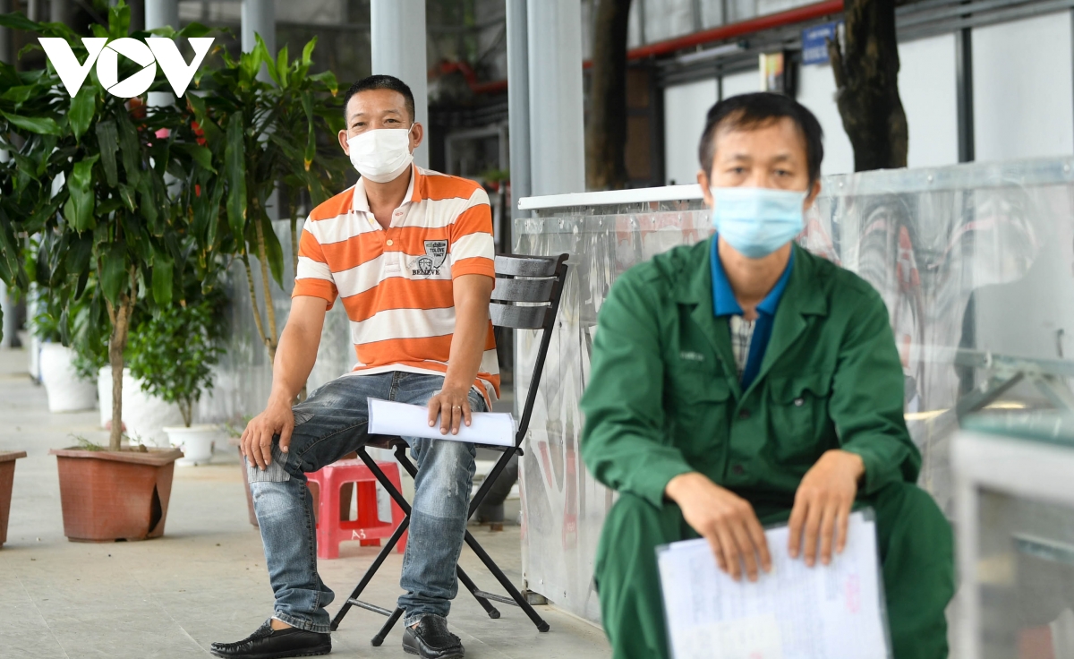 Hỗ trợ test nhanh virus SARS-CoV-2 cho hàng loạt tài xế 'luồng xanh' ở Hà Nội - Ảnh 7.
