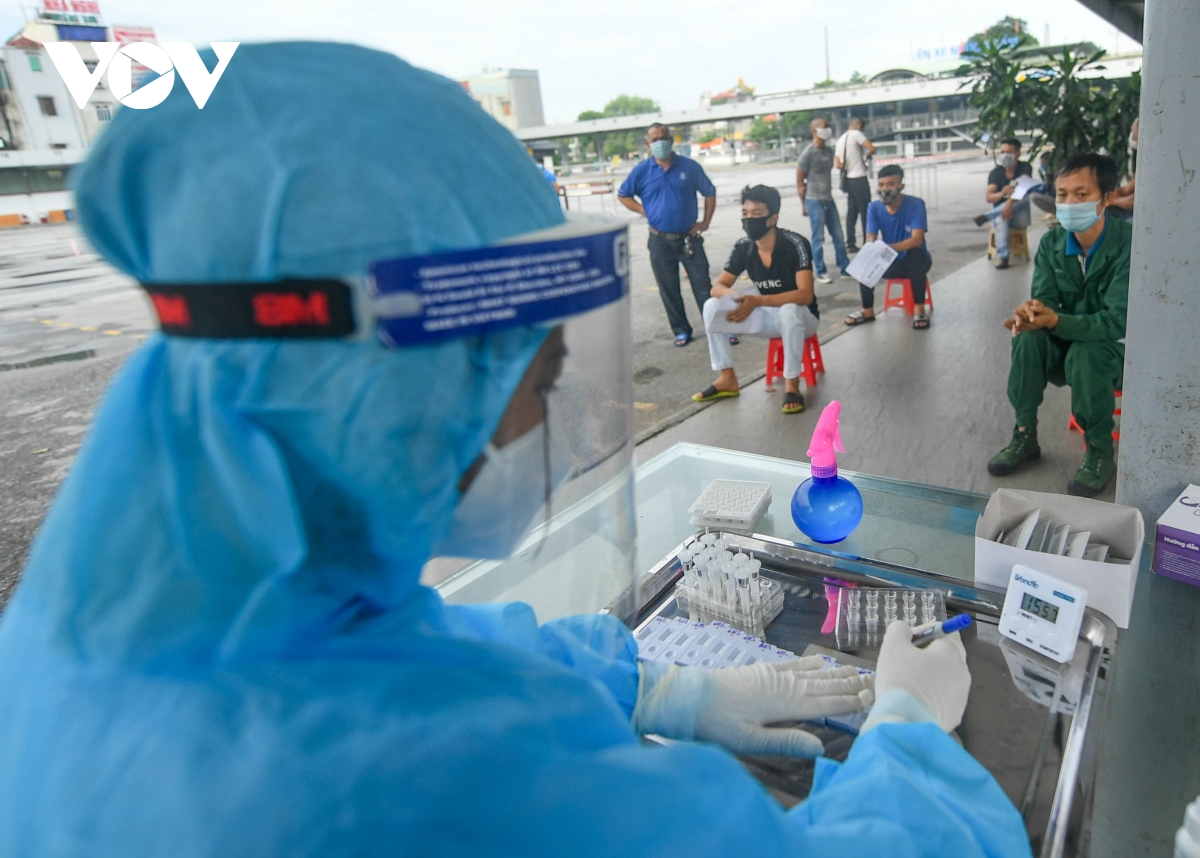 Hỗ trợ test nhanh virus SARS-CoV-2 cho hàng loạt tài xế 'luồng xanh' ở Hà Nội - Ảnh 12.