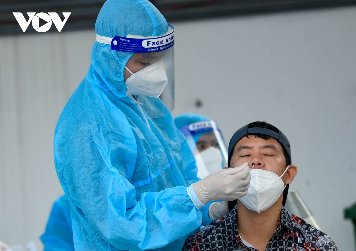 Hỗ trợ test nhanh virus SARS-CoV-2 cho hàng loạt tài xế 'luồng xanh' ở Hà Nội - Ảnh 6.