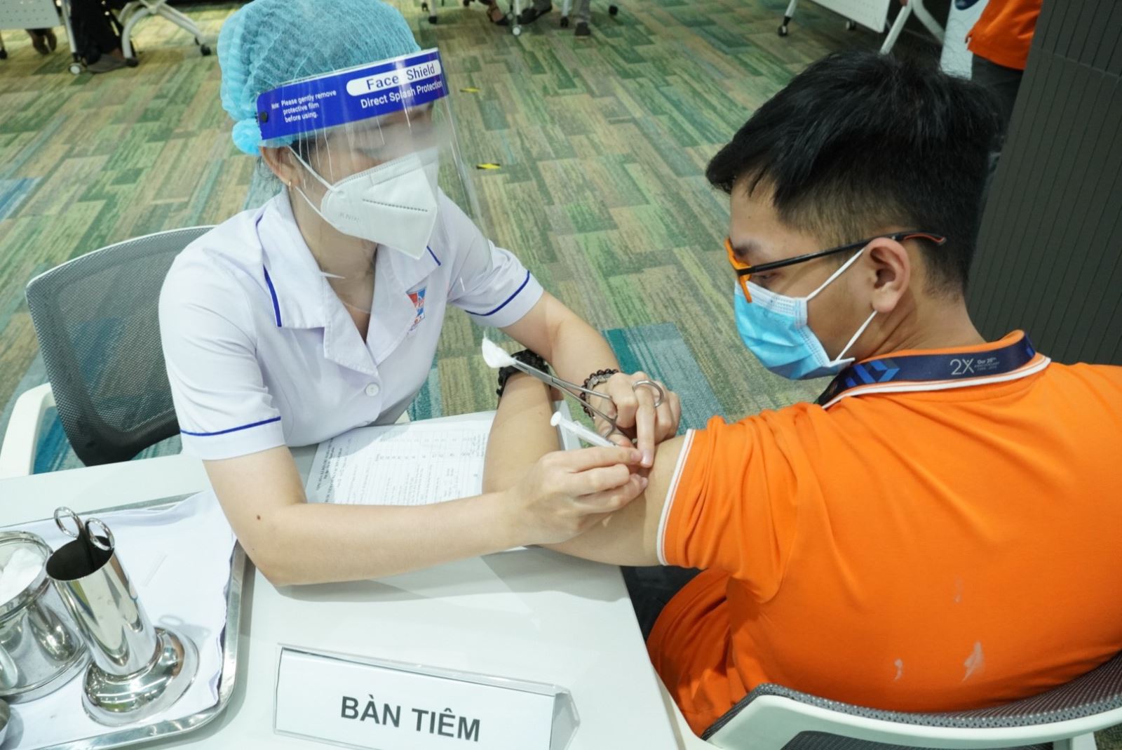 Ngày 13/8, TP. Hồ Chí Minh bắt đầu tiêm 1 triệu liều vaccine Vero Cell - Ảnh 1.
