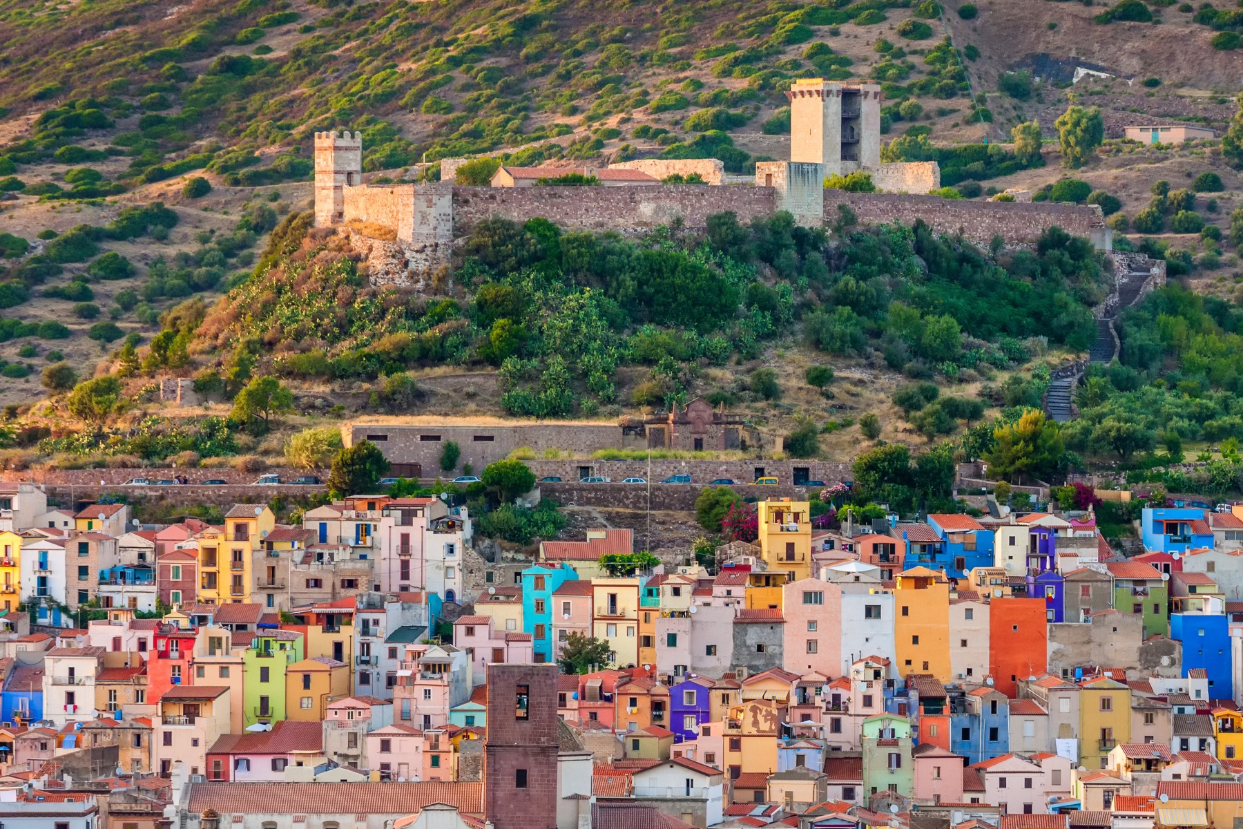 Những thị trấn rực rỡ sắc màu ở Italy - Ảnh 3.