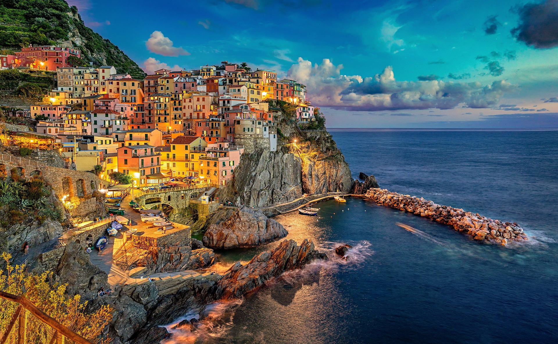 Những thị trấn rực rỡ sắc màu ở Italy - Ảnh 2.