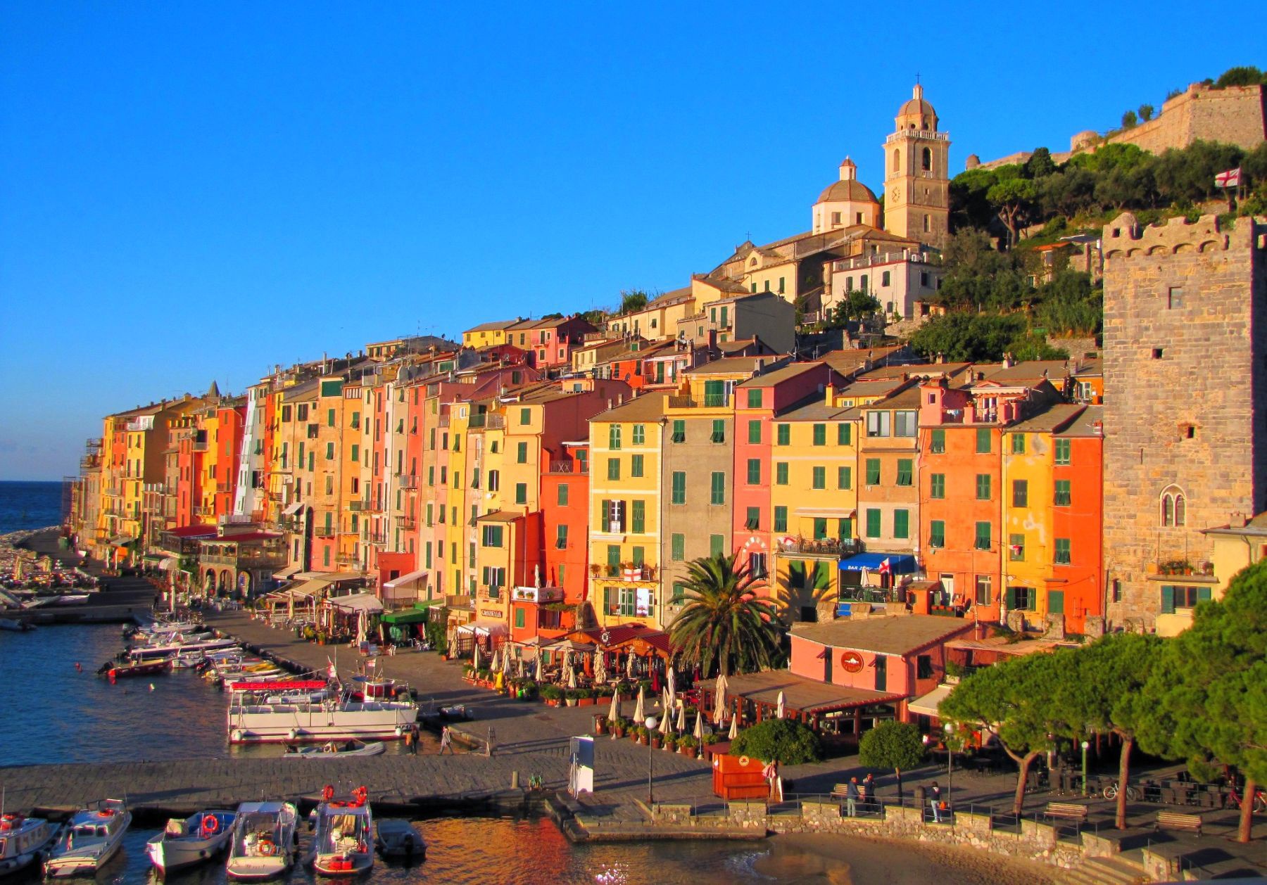 Những thị trấn rực rỡ sắc màu ở Italy - Ảnh 6.
