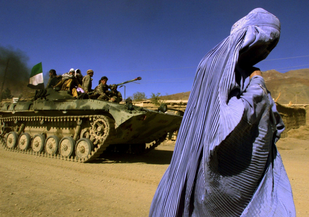 Những chiếc khăn Burqa trở lại thủ đô Kabul, Afghanistan - Ảnh 1.