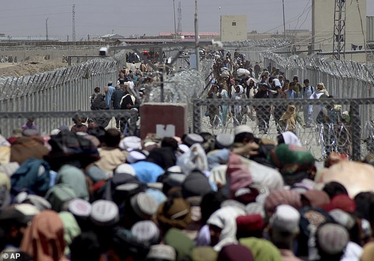 Người dân chạy khỏi Afghanistan: Nguy cơ làn sóng người tị nạn tại các nước láng giềng - Ảnh 1.