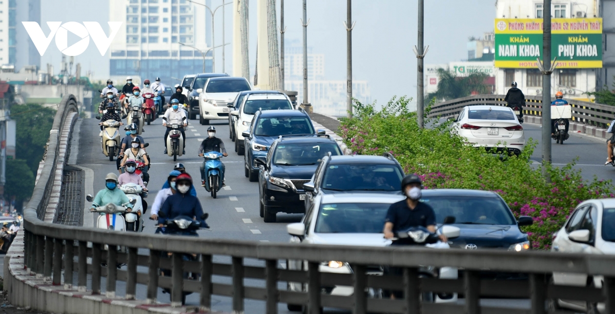 Đường phố Hà Nội đông đúc sáng thứ hai đầu tuần, không đảm bảo giãn cách - Ảnh 8.