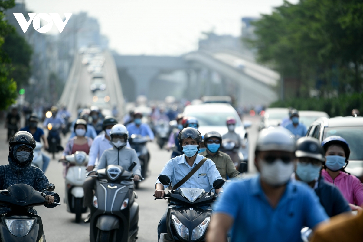 Đường phố Hà Nội đông đúc sáng thứ hai đầu tuần, không đảm bảo giãn cách - Ảnh 2.