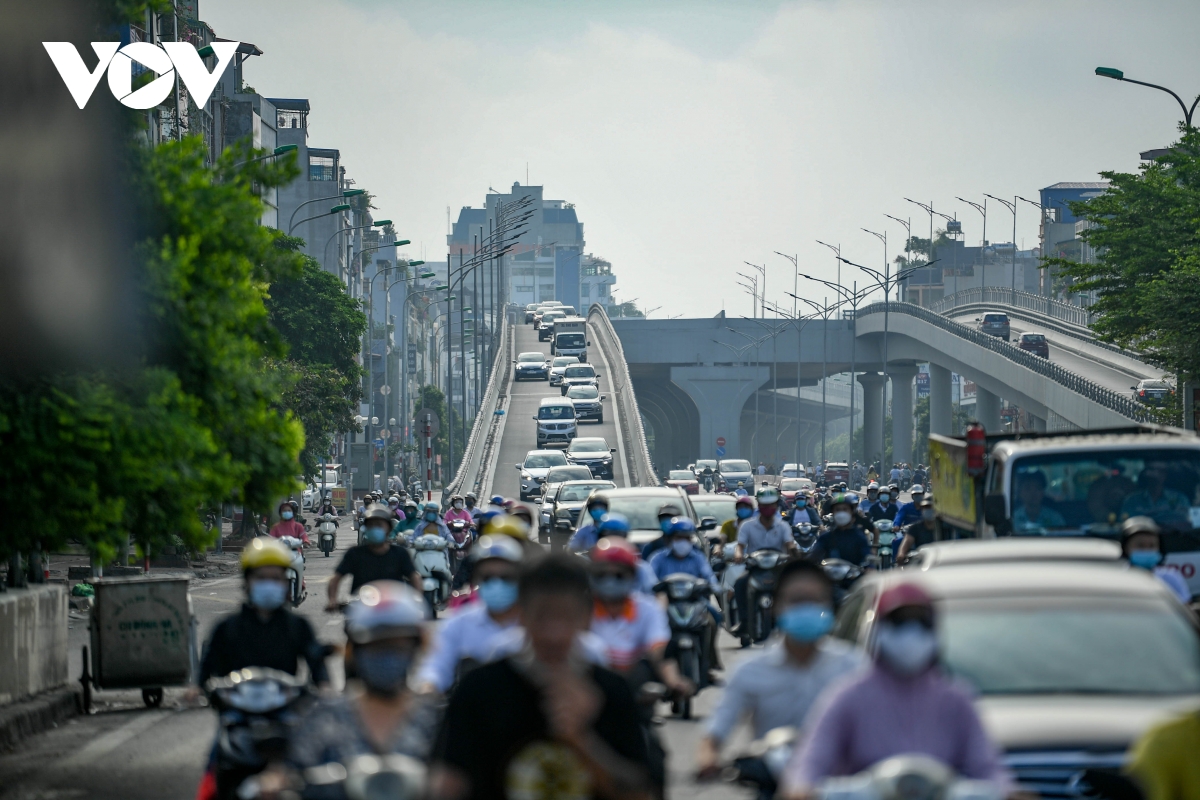 Đường phố Hà Nội đông đúc sáng thứ hai đầu tuần, không đảm bảo giãn cách - Ảnh 1.