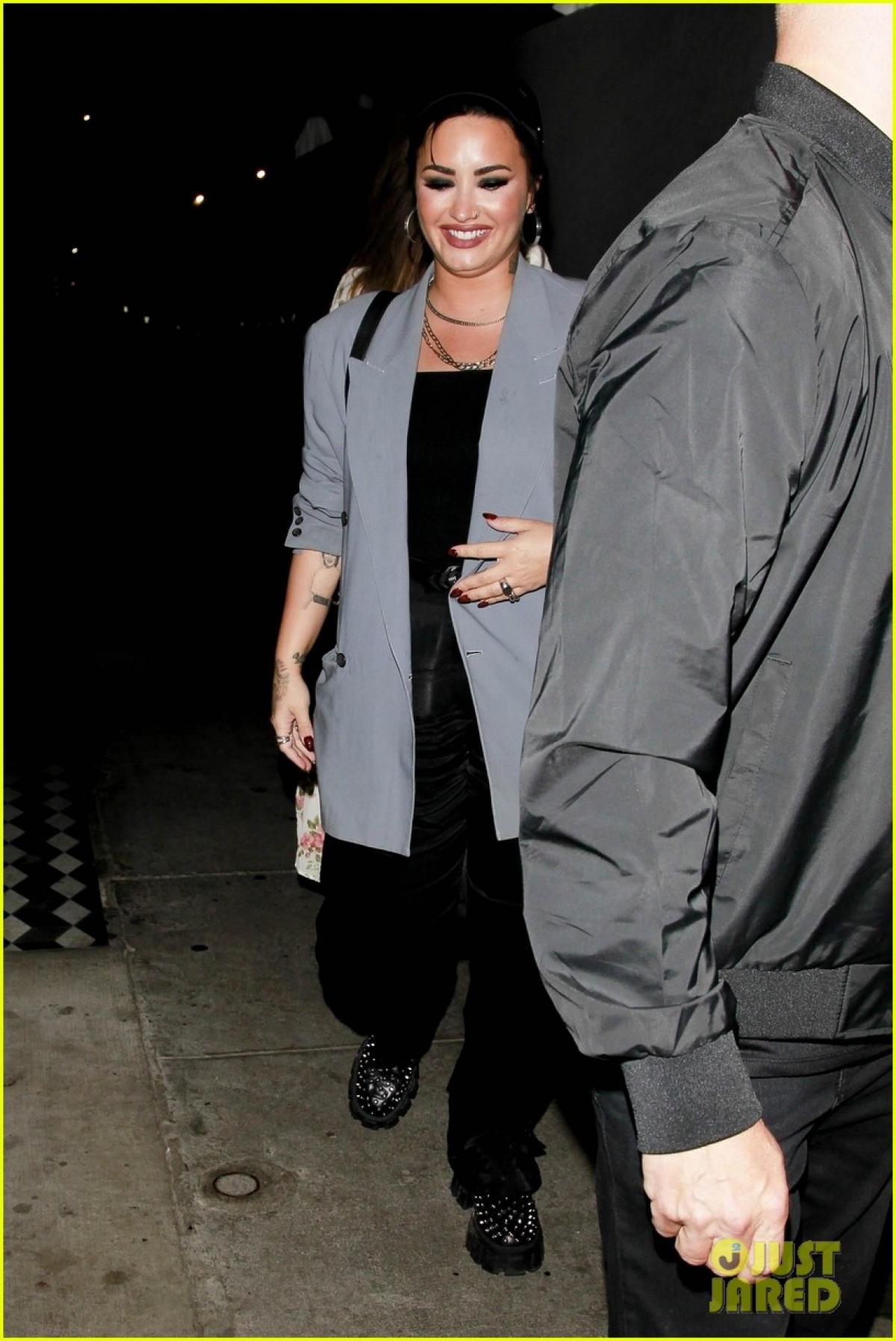 Demi Lovato phối đồ phong cách đi chơi tối cùng bạn thân - Ảnh 2.