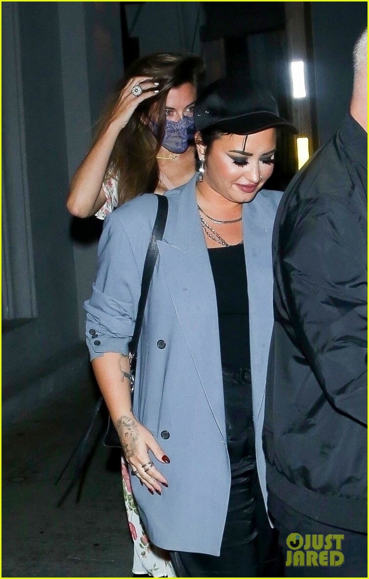 Demi Lovato phối đồ phong cách đi chơi tối cùng bạn thân - Ảnh 3.