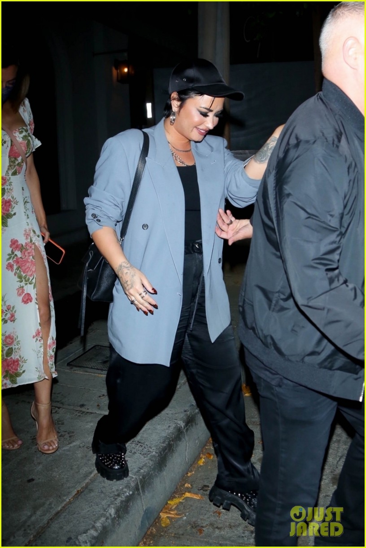 Demi Lovato phối đồ phong cách đi chơi tối cùng bạn thân - Ảnh 4.