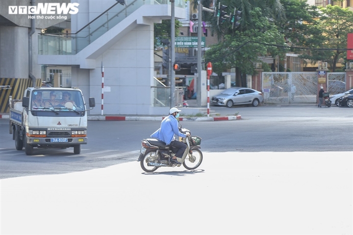 Quay đầu xe bỏ chạy khi thấy chốt kiểm soát người đi đường ở Hà Nội - Ảnh 10.