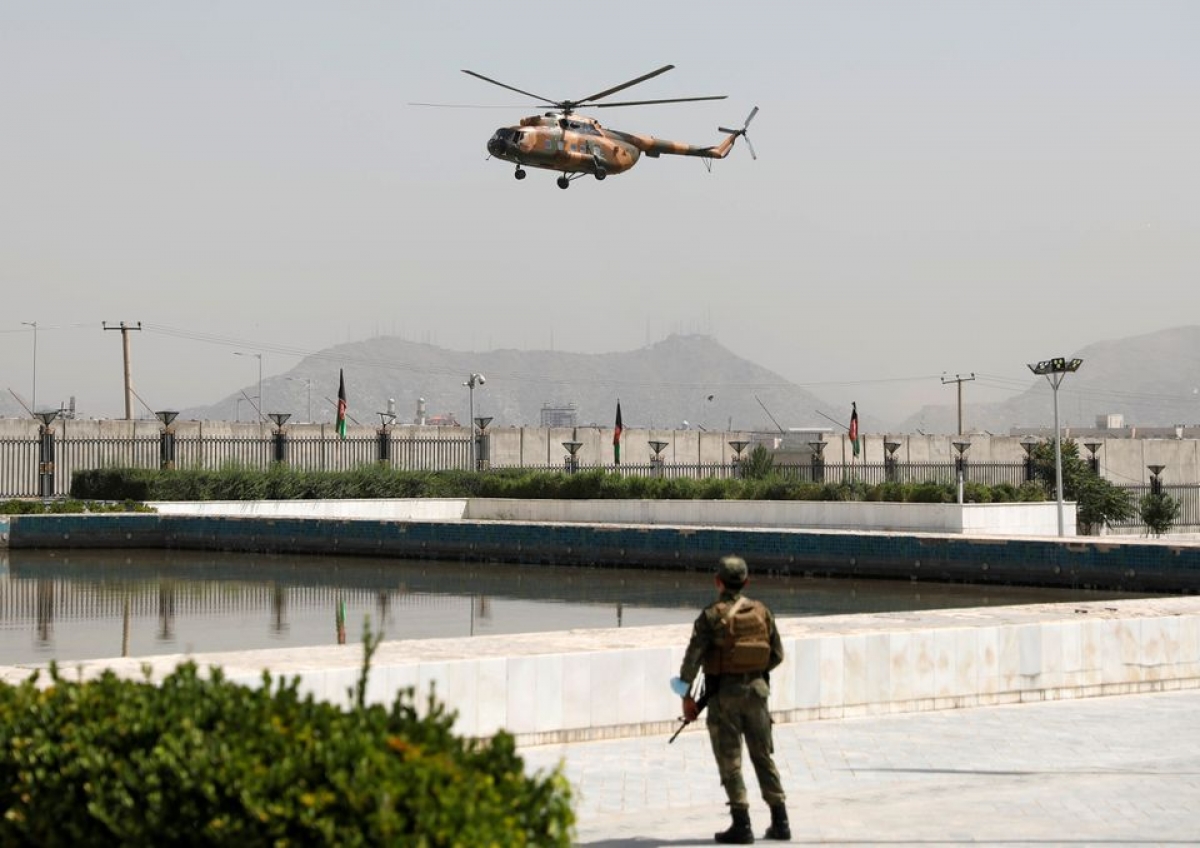 Tổng thống Afghanistan chạy khỏi đất nước với 4 ô tô và 1 trực thăng chất đầy tiền - Ảnh 1.