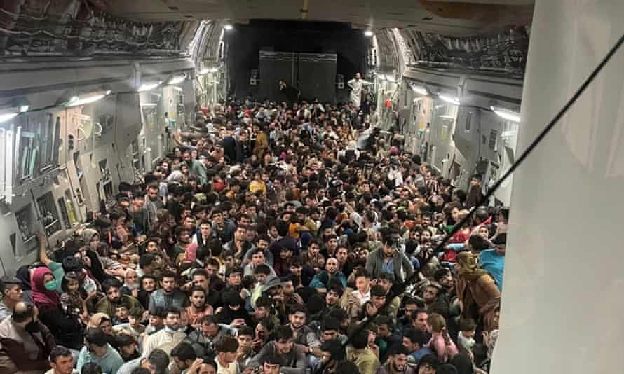 Vì sao đám đông ở sân bay Kabul chỉ toàn đàn ông? - Ảnh 1.