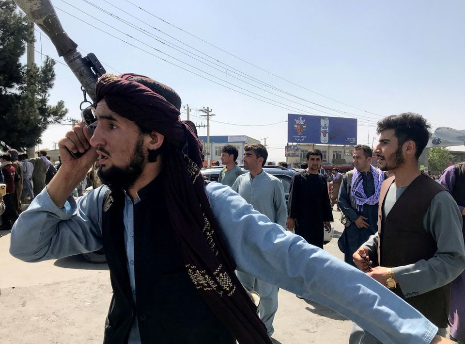 Taliban vác súng tới gõ cửa từng nhà, thúc giục người dân đi làm - Ảnh 1.