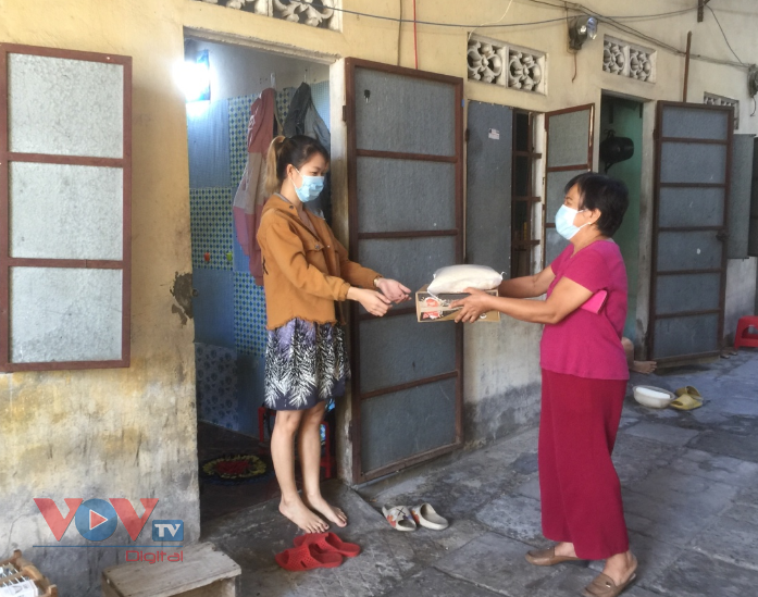 Đà Nẵng: Nhiều chủ nhà miễn tiền thuê phòng trọ, tặng thực phẩm cho sinh viên, lao động nghèo - Ảnh 1.