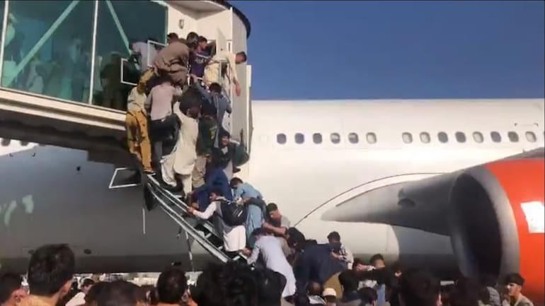 Vì sao đám đông ở sân bay Kabul chỉ toàn đàn ông? - Ảnh 2.