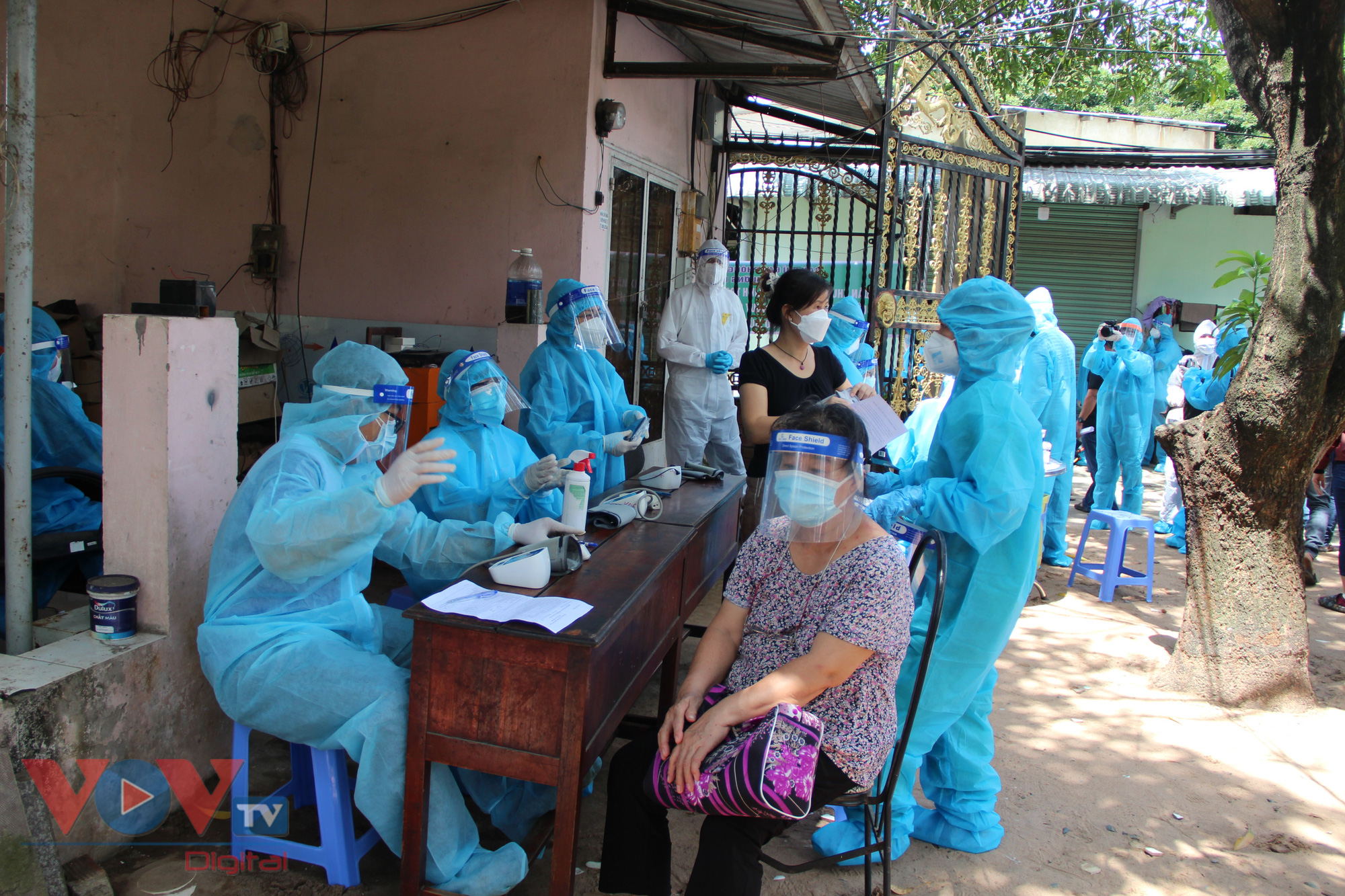 Đội tiêm lưu động của TP.HCM tiêm vaccine Covid-19 cho người dân khu vực phong toả - Ảnh 6.